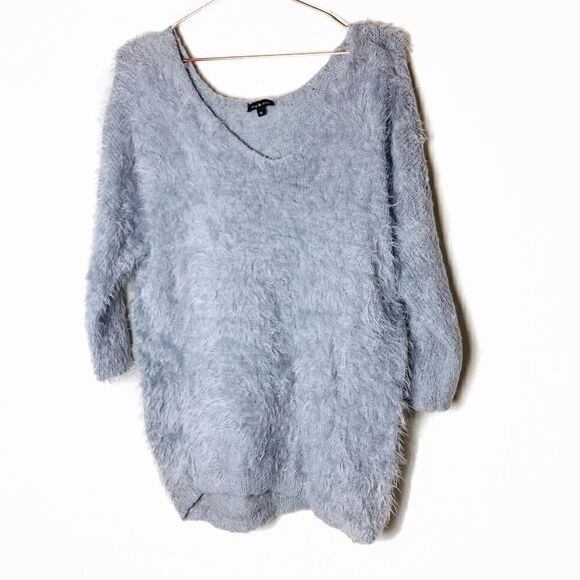 💕 10 for $25 💕 GUC Max & Mia Grey Blue Fluffy Sweater M - Picture 1 of 8